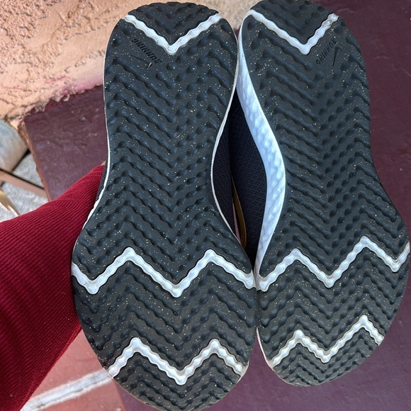 Nike shoes - Picture 3 of 5